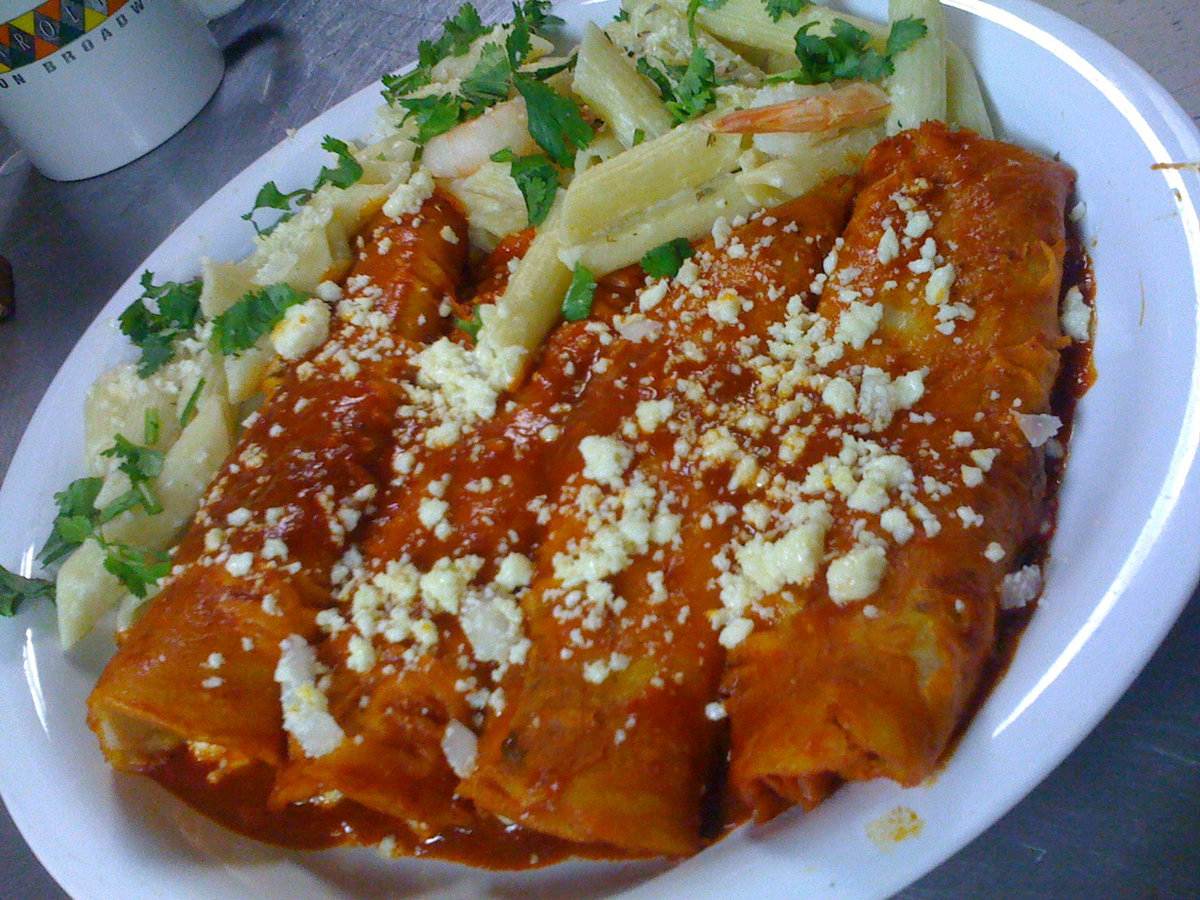 Enchiladas rojas with rice